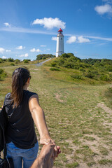 M&auml;dchen mit Freund auf dem Weg zum Leuchtturm Dornbusch auf der Insel Hiddensee an der Ostsee