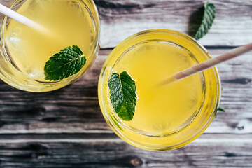 Verre de sirop de pêche avec de l'eau et menthe fraiche - Boisson rafraichissante pour l'été