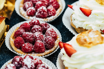 Dessert tartelette aux framboises avec sucre dans une patisserie