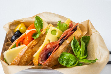 野菜たっぷりサンドウィッチ　 sandwich with plenty of vegetables 