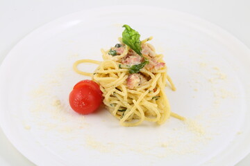 spaghetti with bacon, cheese and vegetables
