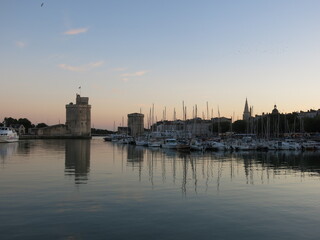 Naklejka premium Port de la Rochelle avec bateau le soir