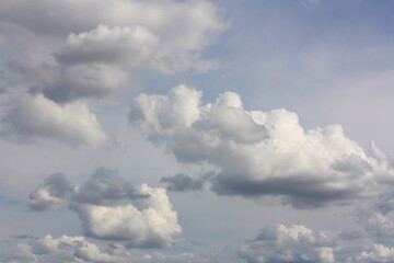 Wolkenbildung am blauen Himmel