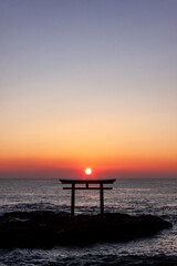 神磯の鳥居の真上の昇った日の出