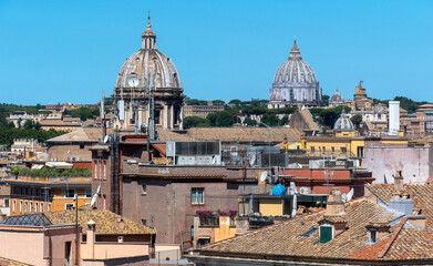 Fototapeta na wymiar Telhados de Roma. Vista para a Cúpula do Vaticano