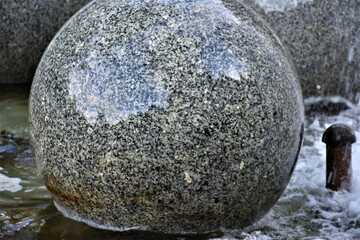 Granit polewany wodą 