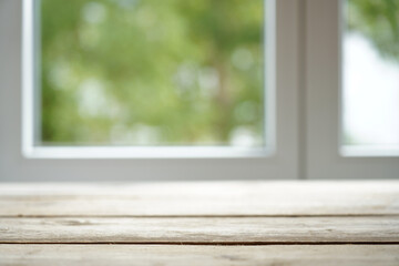 Holztisch mit Fenster im Hintergrund