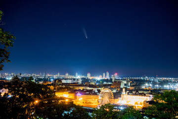 Fototapeta premium Kometa C / 2020 F3 (NEOWISE). Widok z lotu ptaka na miasto w nocy. Kijów, Ukraina.