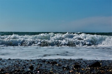 洗濯泡のような波と、青空と水平線
