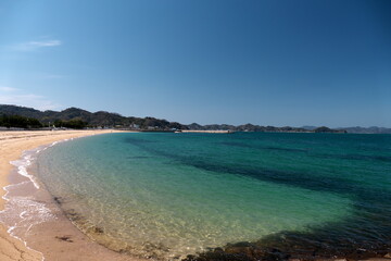 青い海と空と長い海岸線
