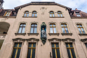 Obraz premium Statuette of knight on a town house in old part of Torun historic city in north central Poland