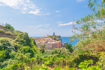Fototapeta premium Port de Vernazza, vue depuis le sentier de randonnée, village des Cinque terre inscrit au patrimoine mondial de l'Unesco. Village coloré d'Italie. 