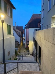Gasse mit Treppe in die Altstadt bei Nacht