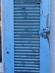 Hellblauer Fensterladen aus Holz mit Lammelen retro