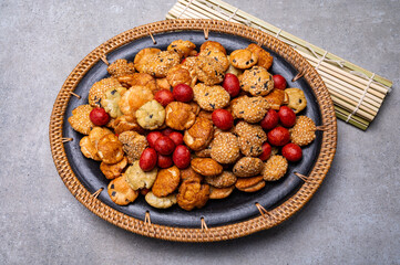 Tasty asian vegetarian appetizer, crunchy rice en peanuts snacks from Japan
