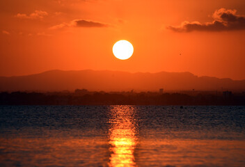 precioso atardecer en el mar