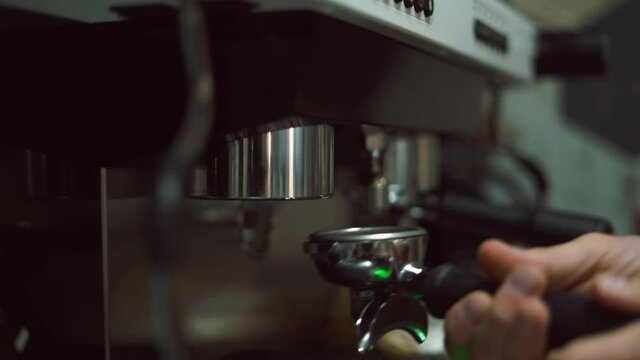 barista usando maquina de expresso en cafeter&iacute;a moderna
