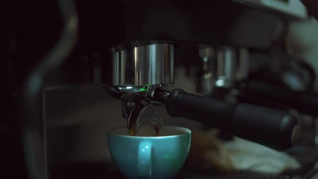 barista usando maquina de expresso en cafeter&iacute;a moderna
