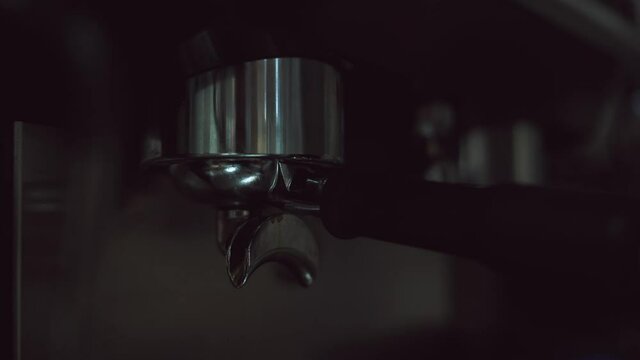 barista usando maquina de expresso en cafeter&iacute;a moderna