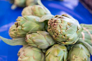 Obraz premium Fresh and organic artichokes on market stall.