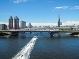 Naklejka premium お台場の運河を走り抜けるジェットスキー 新交通ゆりかもめ線からの車窓風景