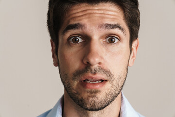 Obraz premium Image of young businesslike brunette man expressing surprise on camera