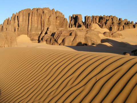 TAMANRASSET, HOGGAR MOUNTAINS. THE SAHARA DESERT IN SOUTHERN ALGERIA. SAND DUNES AND ROCK FORMATIONS.