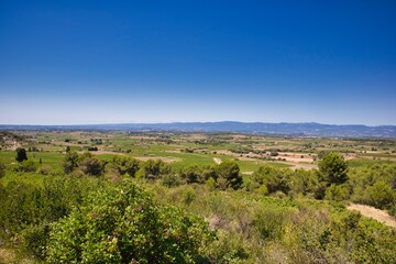 Fototapeta na wymiar Campagne du sud de la France, région des Corbières, Aude, Occitanie. Pays du vin et des vignobles.