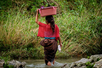 lavando ropa en el .Río Cuatro Chorros, Lancetillo - La Parroquia, Franja Transversal del Norte ,...