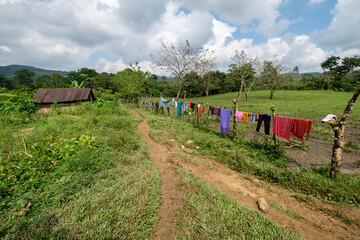 sendero con ropa tendida, Lancetillo - La Parroquia, Franja Transversal del Norte , departamento de...