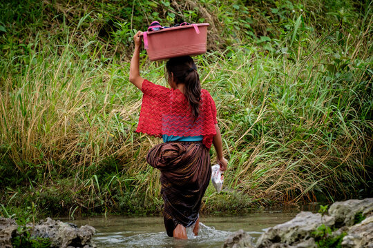 lavando ropa en el .R&iacute;o Cuatro Chorros, Lancetillo - La Parroquia, Franja Transversal del Norte , departamento de  Quich&eacute;,  Guatemala