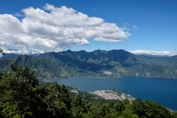 Fototapeta premium ascension al volcan San Pedro 3020 m. parque ecológico del volcán San Pedro, lago de Atitlán,departamento de Sololá , República de Guatemala, América Central
