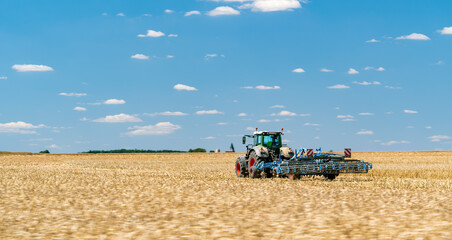 Obraz premium Tractor standing in a harvested field