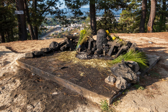 deidad Pascual Abaj, situado en su altar, cerro Turkaj, Chichicastenango, Quich&eacute;, Guatemala, America Central