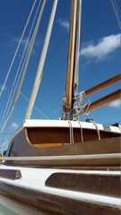 Detail von einem Segelschiff. Mast und Baum.