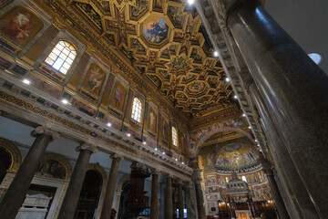 Fototapeta premium Wnętrze kościoła Santa Maria in Trastevere, Rzym, Lazio, Włochy