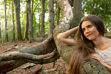 Waldbaden, sanfte Verbindung mit der Natur, junge Frau im Wald, heilende Kraft der Natur.