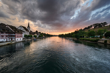 Obraz premium Blick über den Hochrhein bei Gailingen, links das Schweizer Dorf Diessenhofen