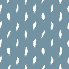 Conception de modèle sans couture de plume d& 39 oiseau. Plumes blanches sur fond bleu pour papier, tissu ou impression.