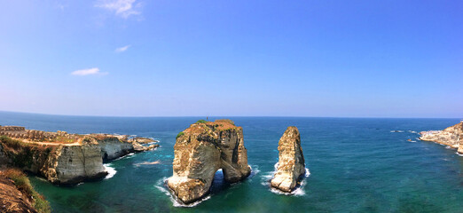 Fototapeta premium Panorama of Pigeon Rock at the extrème edge of Beirut