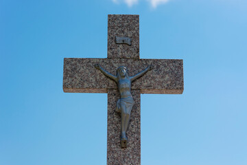 Krzyż na cmentarzu na tle nieba