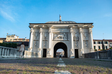 Fototapeta premium Porta San Tommaso a Treviso con turista di passaggio- Venice