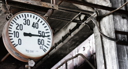 Dampfmanometer in einer alten Fabrikhalle