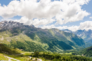 Poschiavo, Puschlav, Valposchiavo, Bernina, Val Bernina, Berninapass, Passhöhe, Wanderweg, Ospizio Bernina, Zugfahrt, Zugreise, Wasserscheide, Lago Bianco, Alpen, Graubünden, Sommer, Schweiz