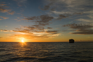 Fototapeta na wymiar Couché de soleil sur un rocher à proximité de l'île de Nosy Iranja - Madagascar