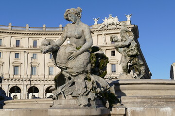 Fototapeta na wymiar Brunnen in der Mitte der Piazza Repubblica in Rom Italien