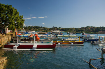 Pirogues modernes &agrave; quai pour les liaisons inter-&icirc;le &agrave; Nosy Be - Madagascar