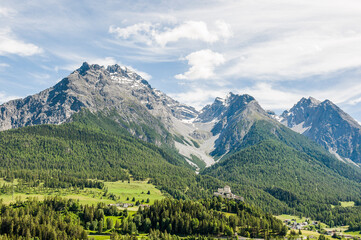 Obraz premium Scuol, Tarasp, Unterengadin, Bergdorf, Schloss, Fontana, Vulpera, Kirche, Wanderweg, Alpen, Engadin, Graubünden, Sommer, Schweiz