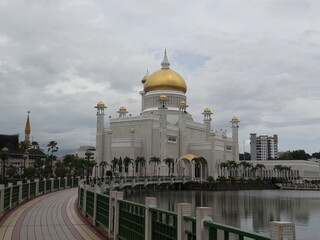 Fototapeta na wymiar Sultan Omar Ali Saifuddin Mosque in Bandar Seri Begawan, Brunei.