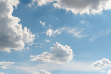 chmury na tle nieba © FOTOWAWA